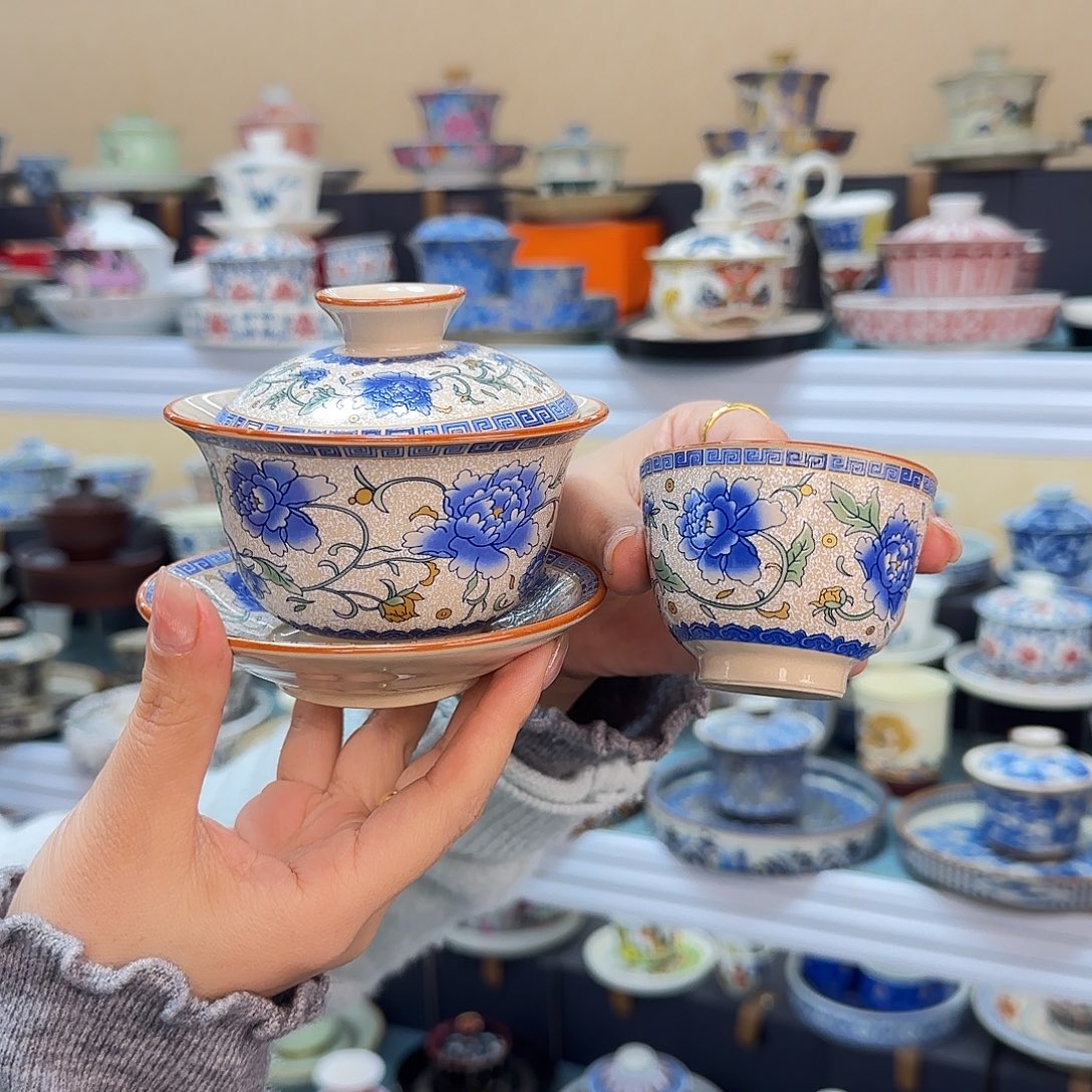 盖碗里的水煮开后放入