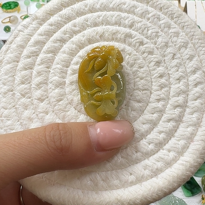 翡翠未镶嵌颈饰黄翡挂件