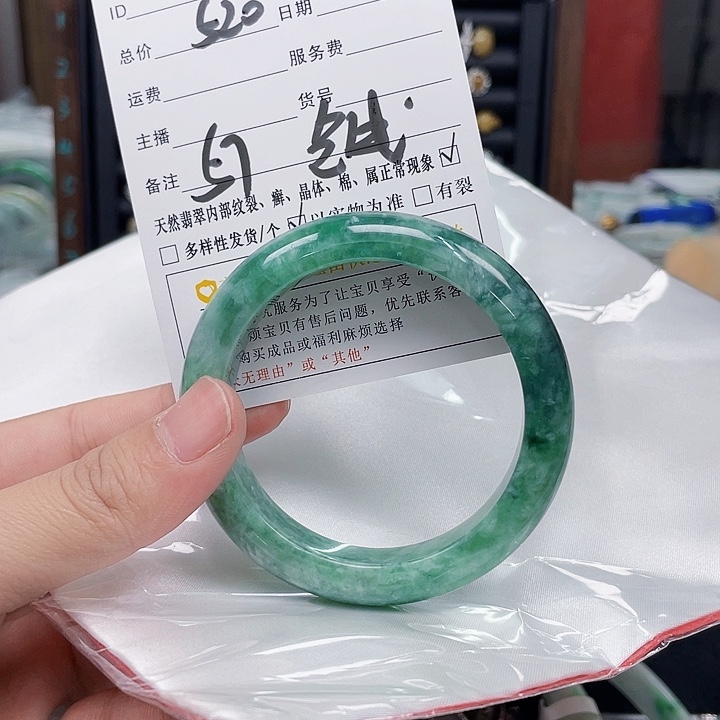 翡翠手镯未镶嵌翡翠