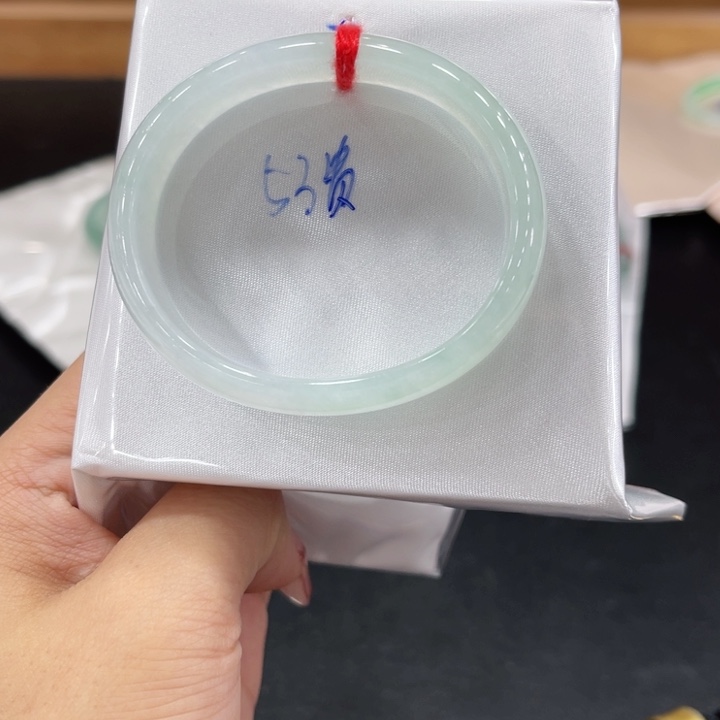 翡翠手镯未镶嵌翡翠