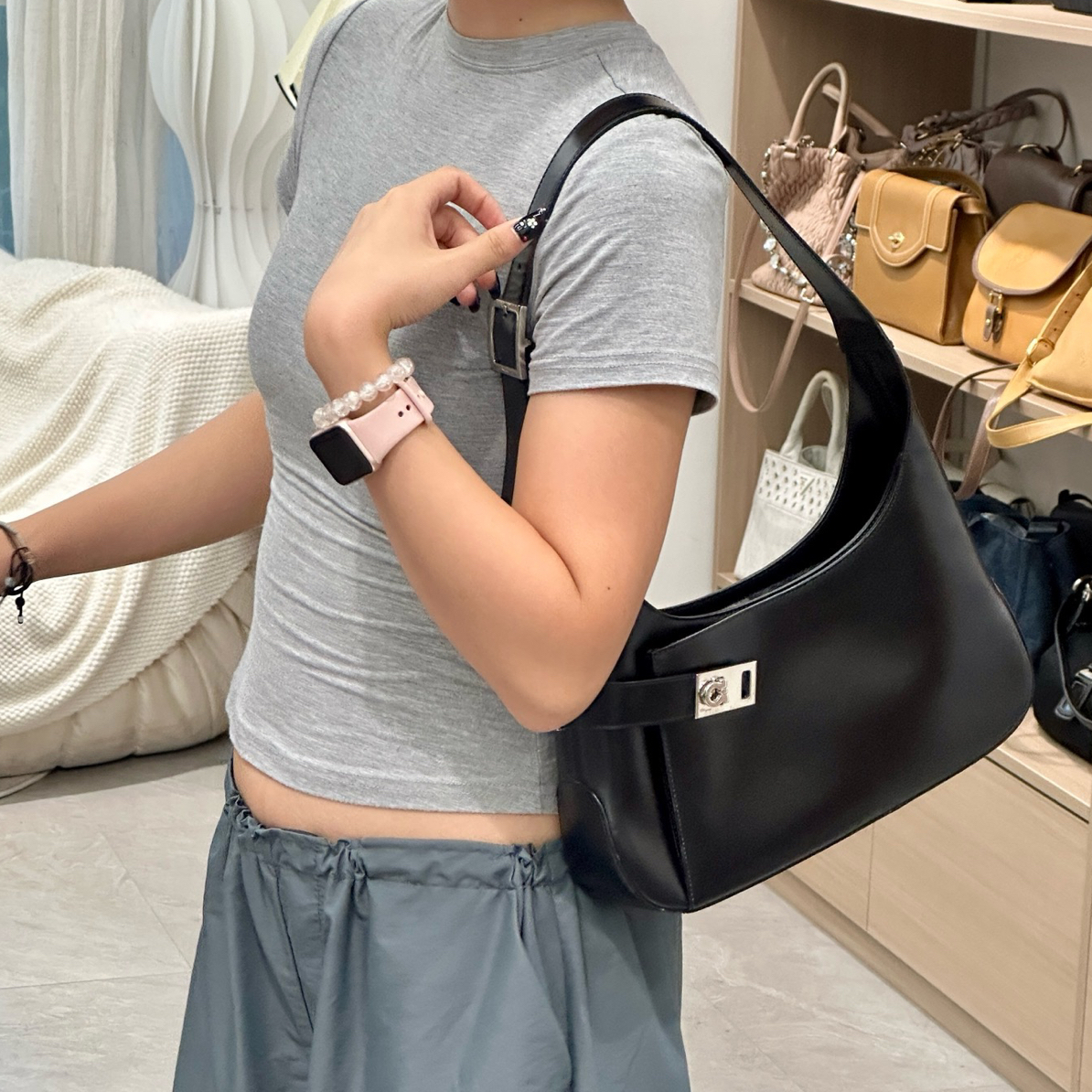 95新 FERRAGAMO/菲拉格慕 黑银U型腋下包