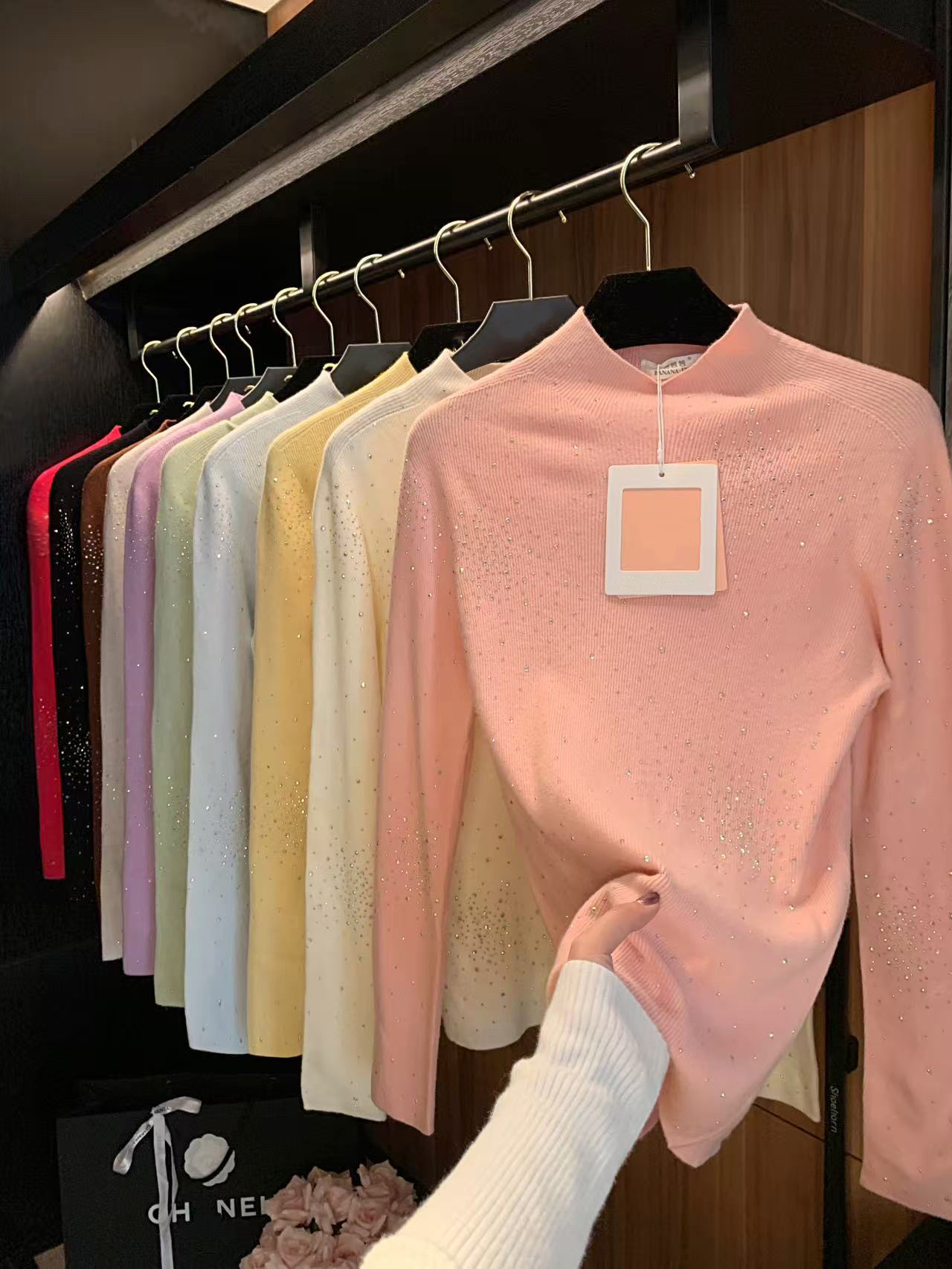 [春歌]冬季新款满钻中领一线成衣针织打底百搭精致烫钻纯色针织衫