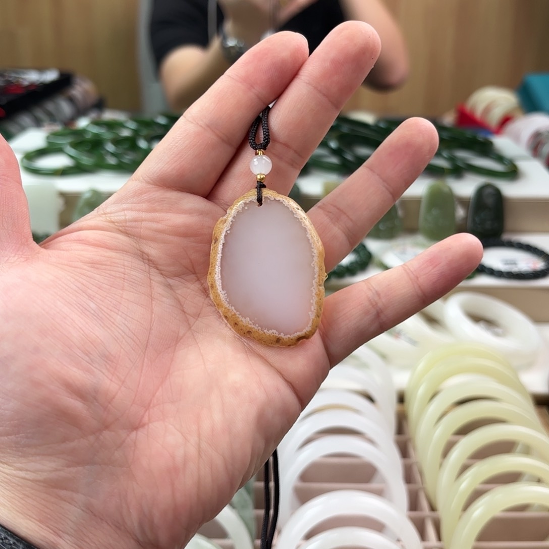 透闪石质玉颈饰未镶嵌