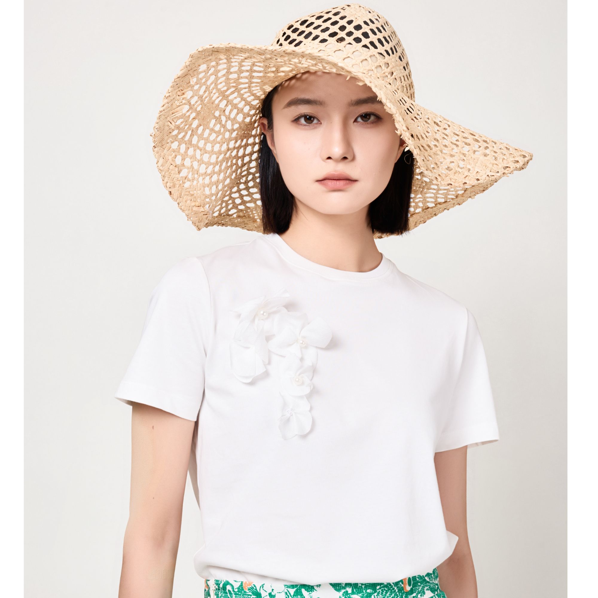 MEDECOO/墨蒂珂夏季新款胸花装饰圆领白色棉T恤衫女TJX62321