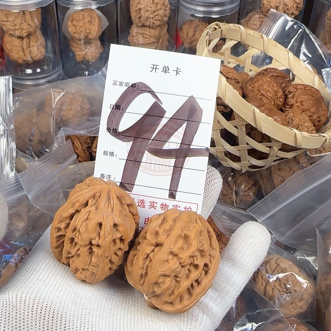 文玩核桃吊坠红锦鲤