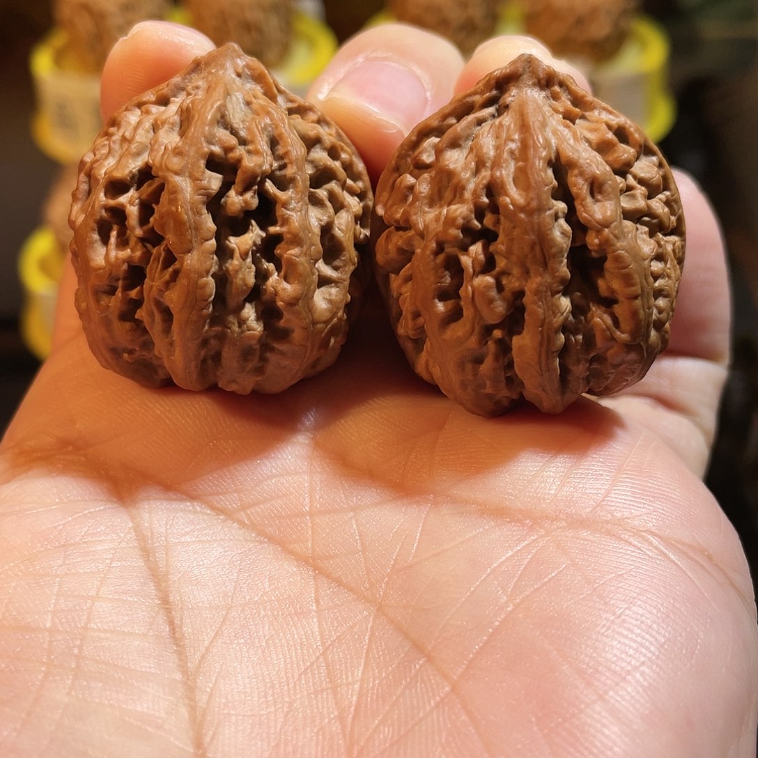 文玩核桃吊坠绣球