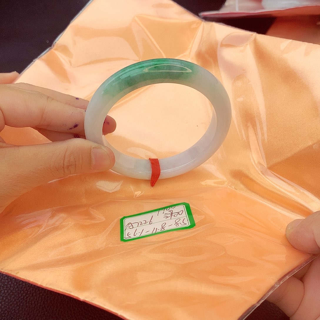 翡翠手镯未镶嵌翡翠