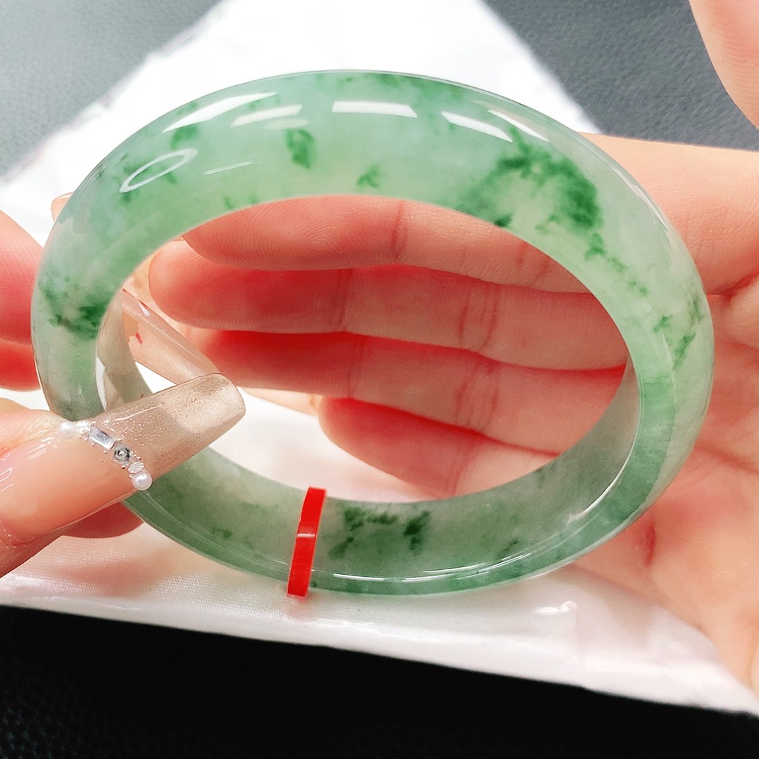 翡翠手镯未镶嵌56圈