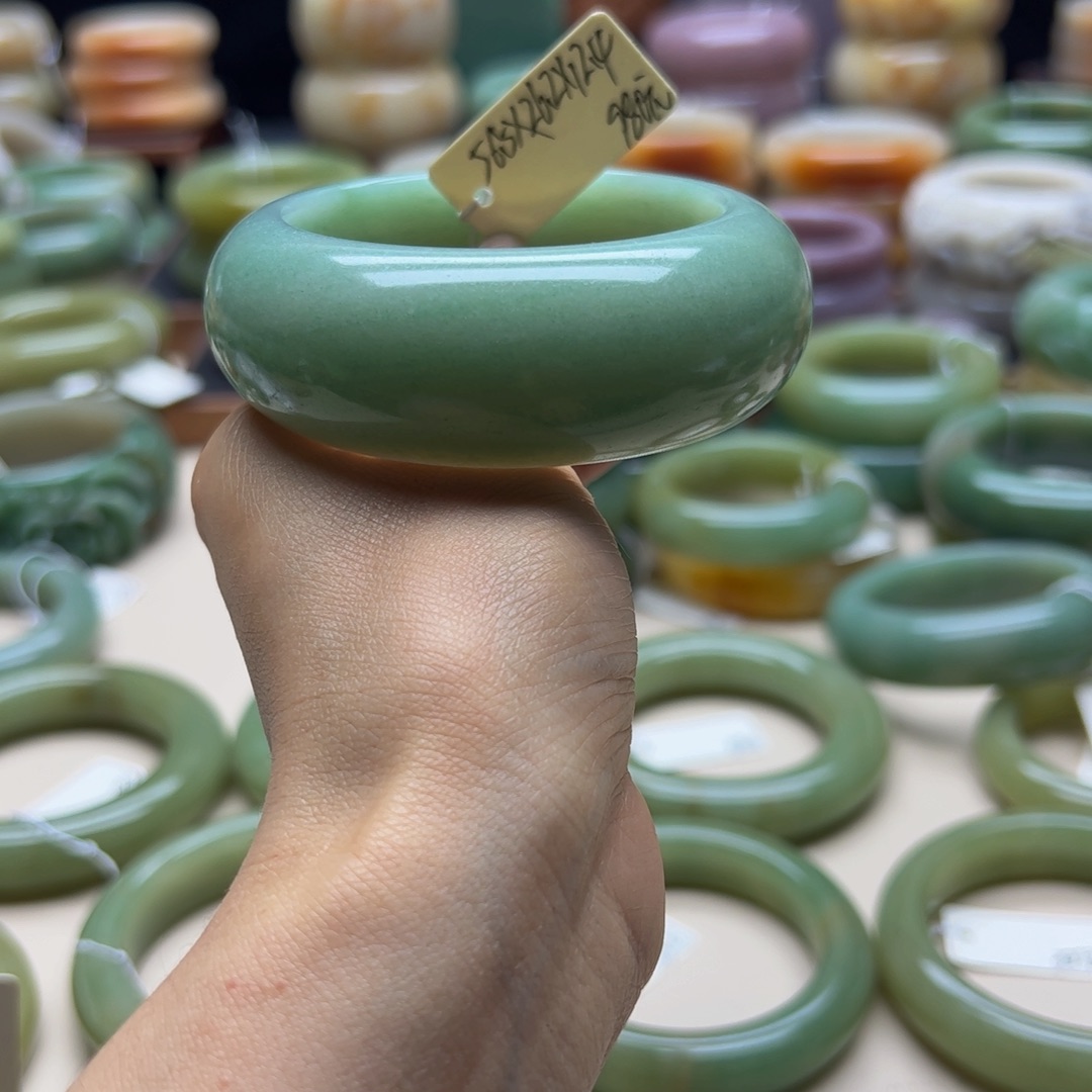 石英岩玉手镯未镶嵌亲*格