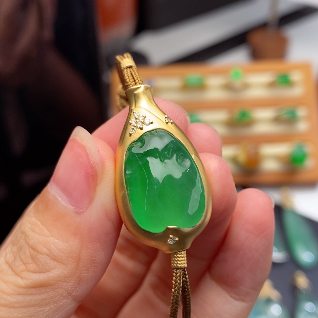 定制翡翠18K金镶嵌吊坠