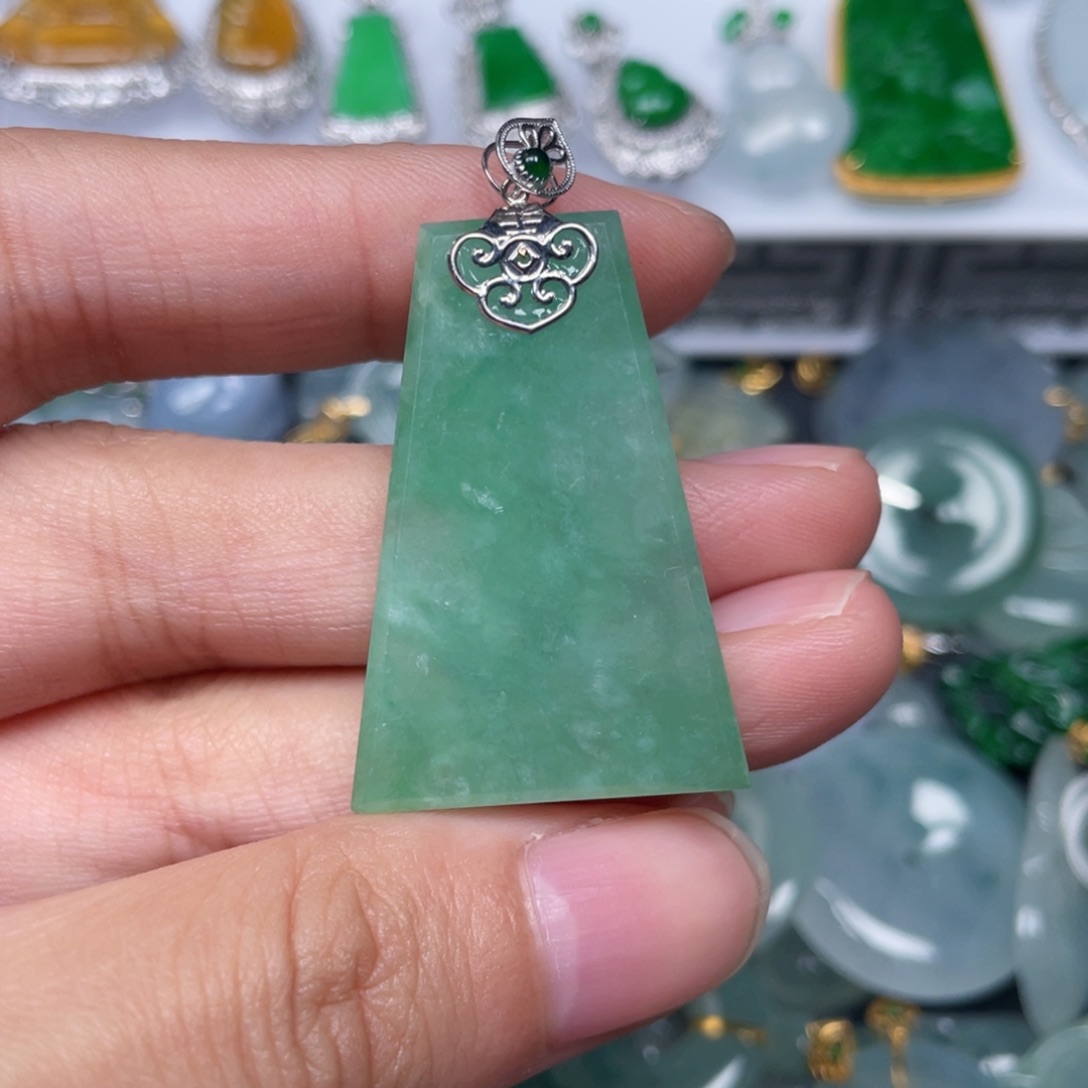 翡翠颈饰18K金镶嵌翡翠