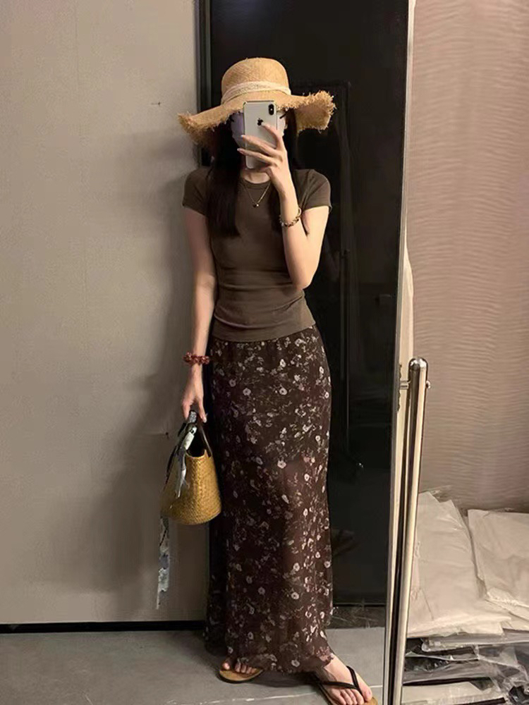 现货｛运补｝大码韩系度假风简约咖色正肩短袖T恤+碎花半身裙两件套