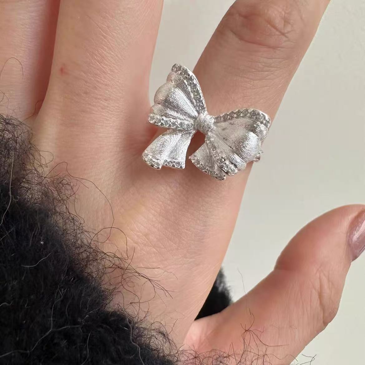 足银戒指 990轻奢时尚点钻拉丝磨砂蝴蝶结戒指