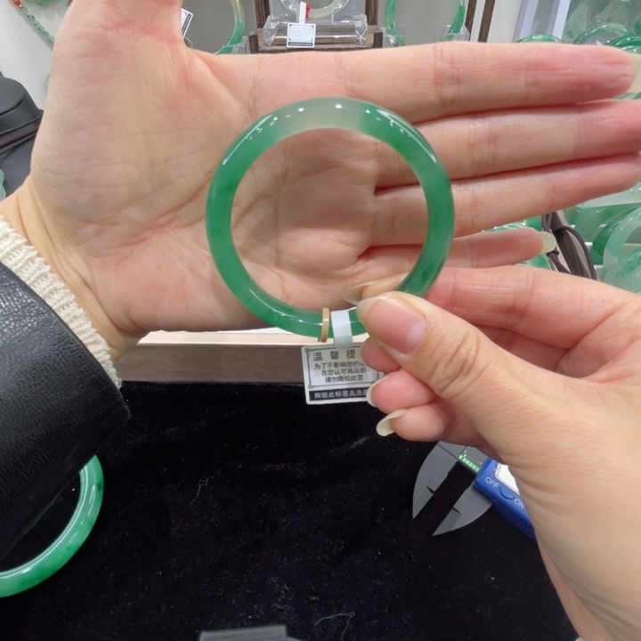 未镶嵌手镯石英质玉（非洲翠）卖****娘