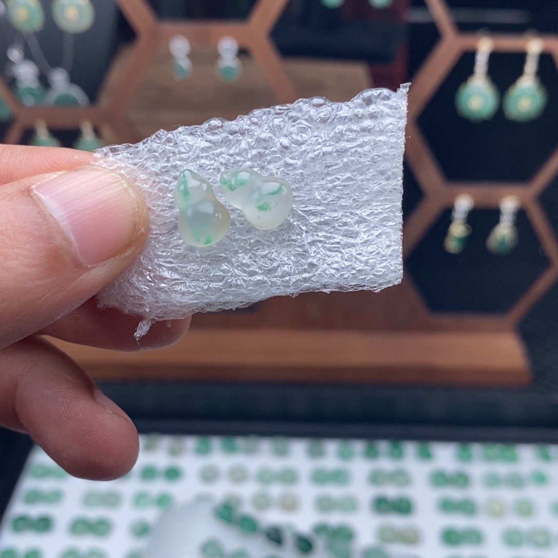 石英质玉（非洲翠）未镶嵌耳钉