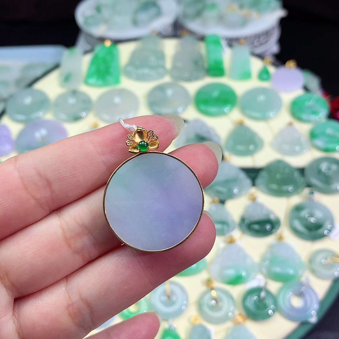 翡翠18K金镶嵌颈饰无事牌