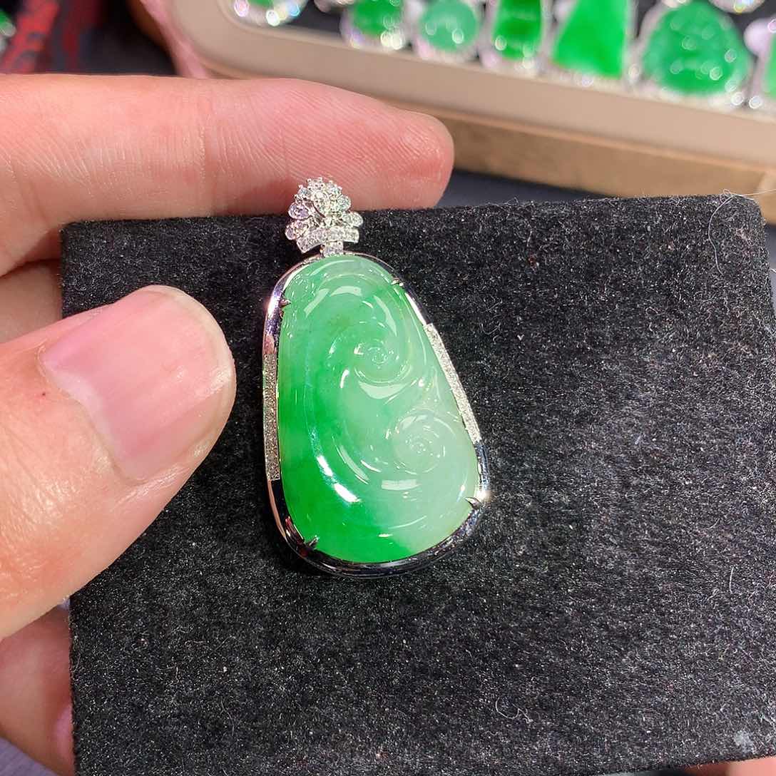 翡翠吊坠(赠链)18K金镶嵌