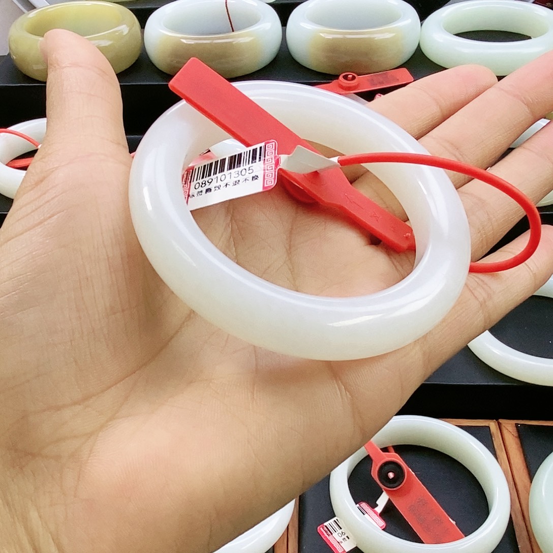 若***宸和田玉未镶嵌手镯56