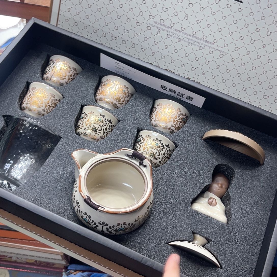 孤品茶具套装等。            