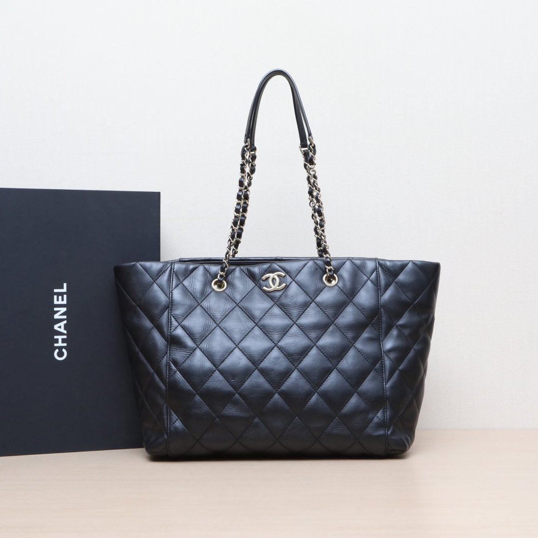 95新 Chanel/香奈儿 小花黑黑 皮革C 芯片开 金扣 23年款 托特
