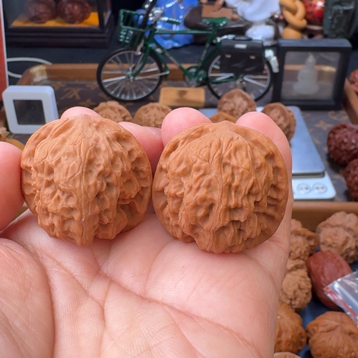 文玩核桃把件原树野狼