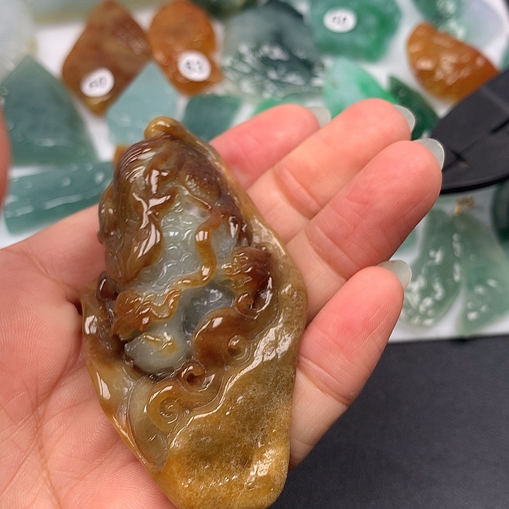 *****翡翠未镶嵌颈饰龙