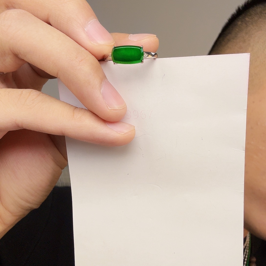 翡翠未镶嵌颈饰一件