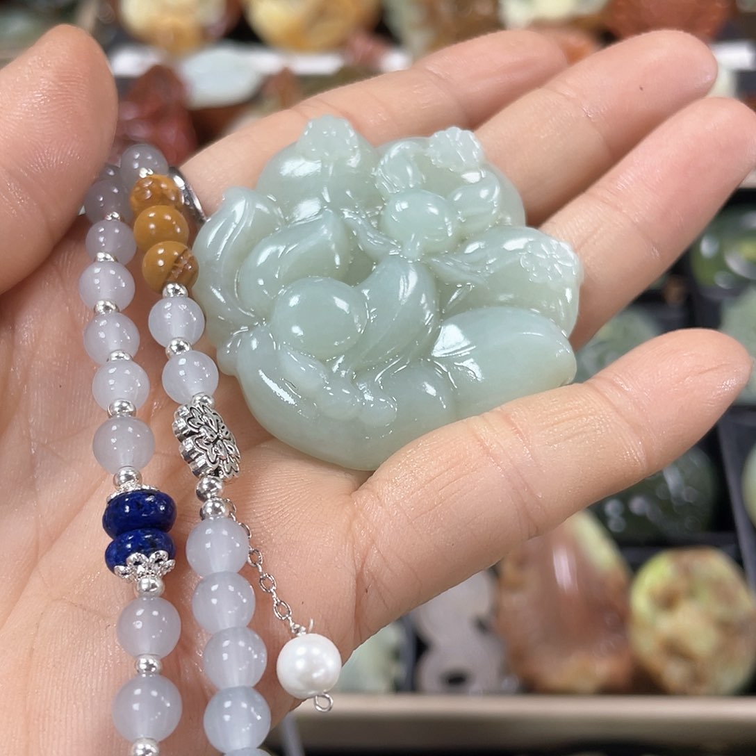 蛇纹石玉颈饰合金