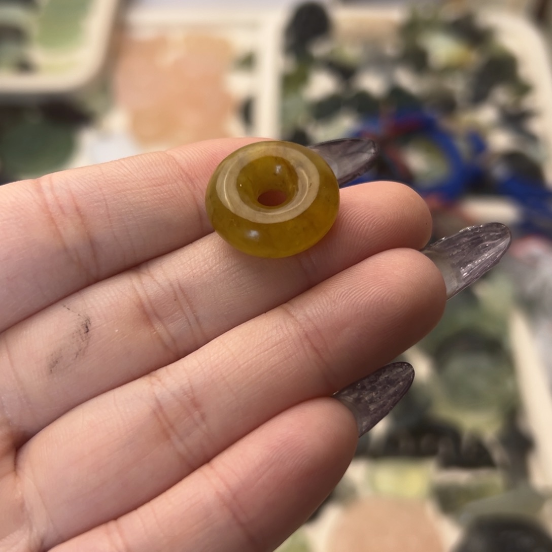 蛇纹石玉颈饰合金