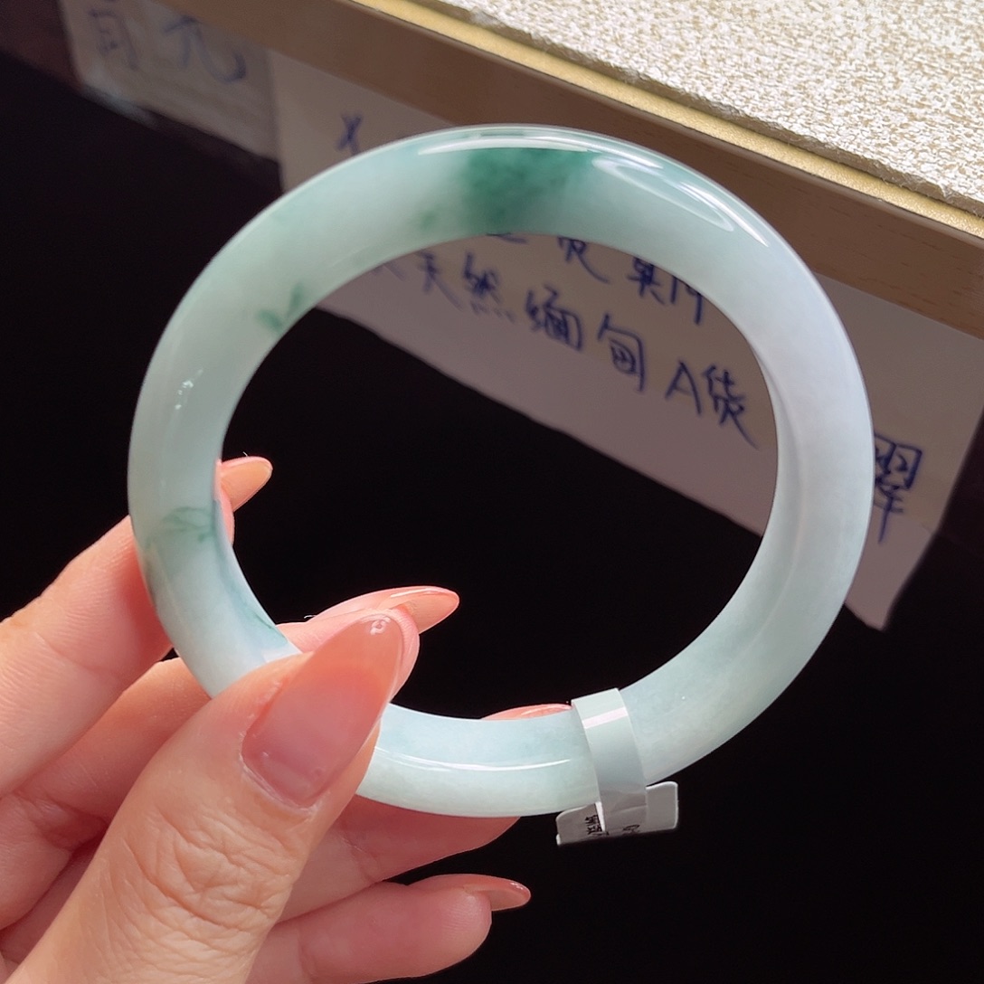 翡翠手镯未镶嵌手镯