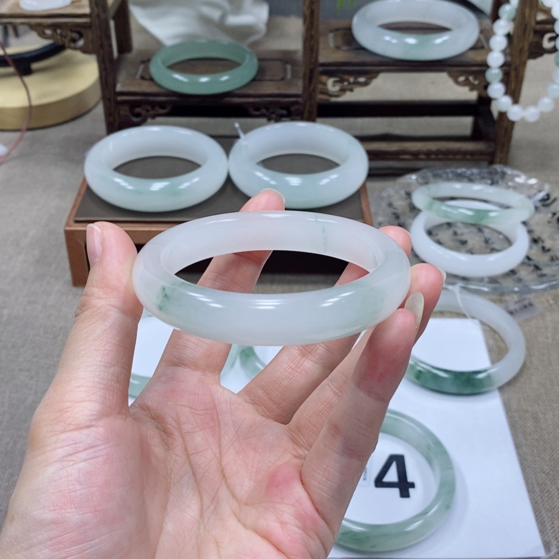 史***比石英岩玉未镶嵌手镯