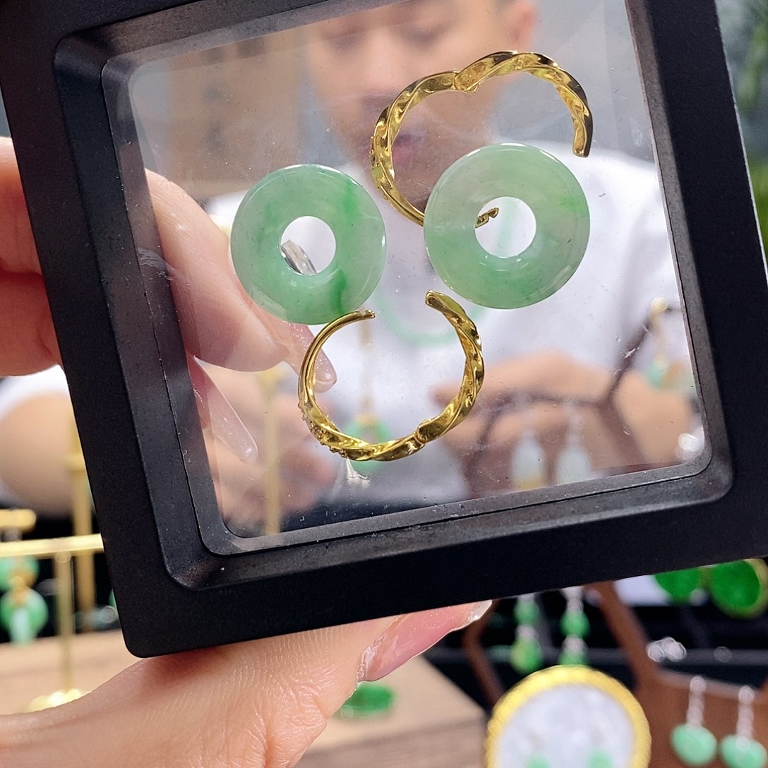 翡翠耳饰未镶嵌翡翠