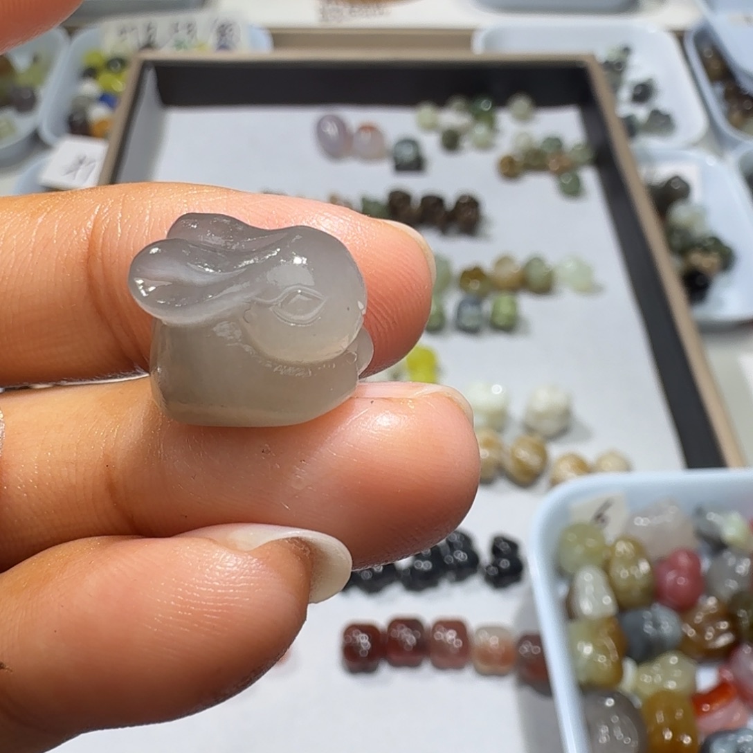 s***i和田玉未镶嵌珠宝奇石