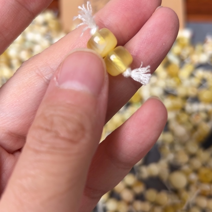 蜜蜡未镶嵌裸石8.4mm一对