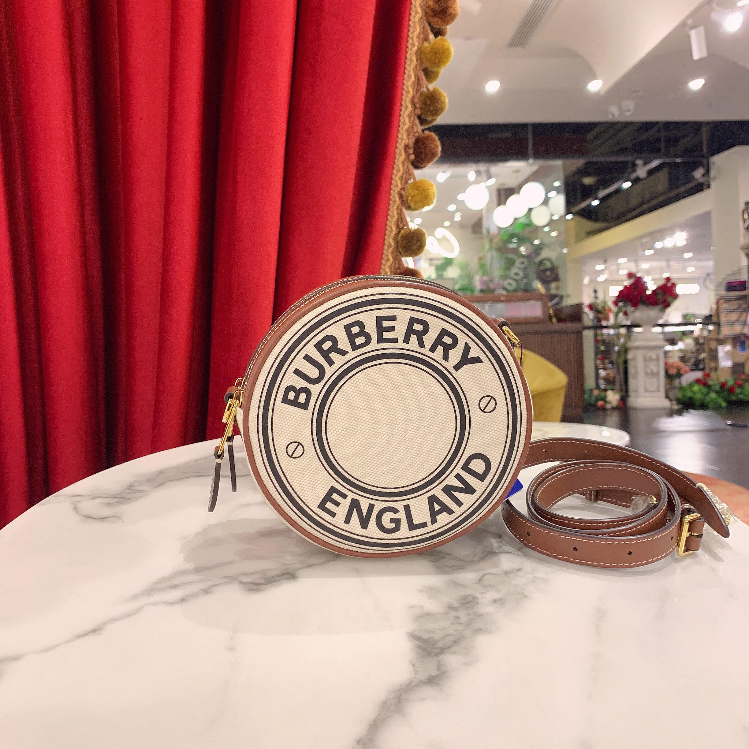 95新 BURBERRY/博柏利 GGS巴宝莉圆饼包棕色金扣帆布拼皮93093491