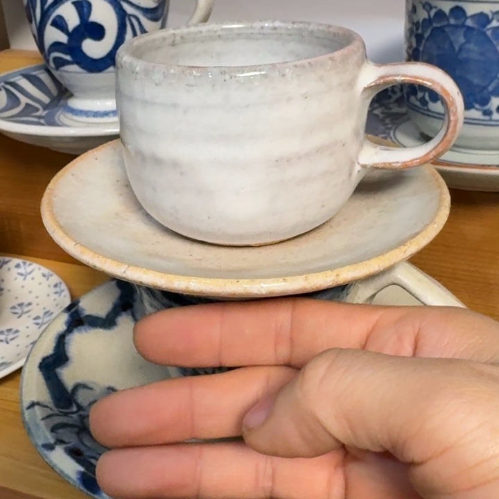 陶咖啡杯里有咖啡和咖啡
