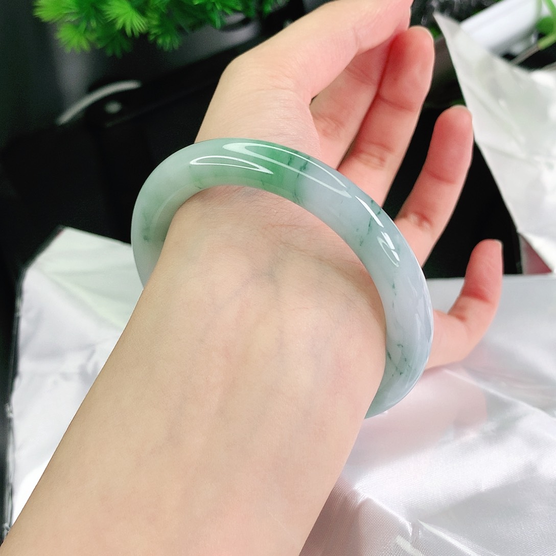 翡翠手镯未镶嵌56圈