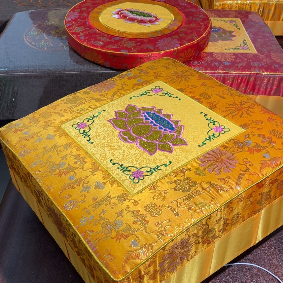 望***月绸缎黄内方金莲50×50