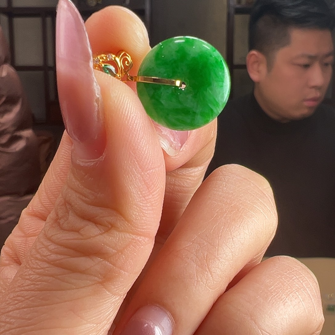 翡翠18K金镶嵌颈饰吊坠