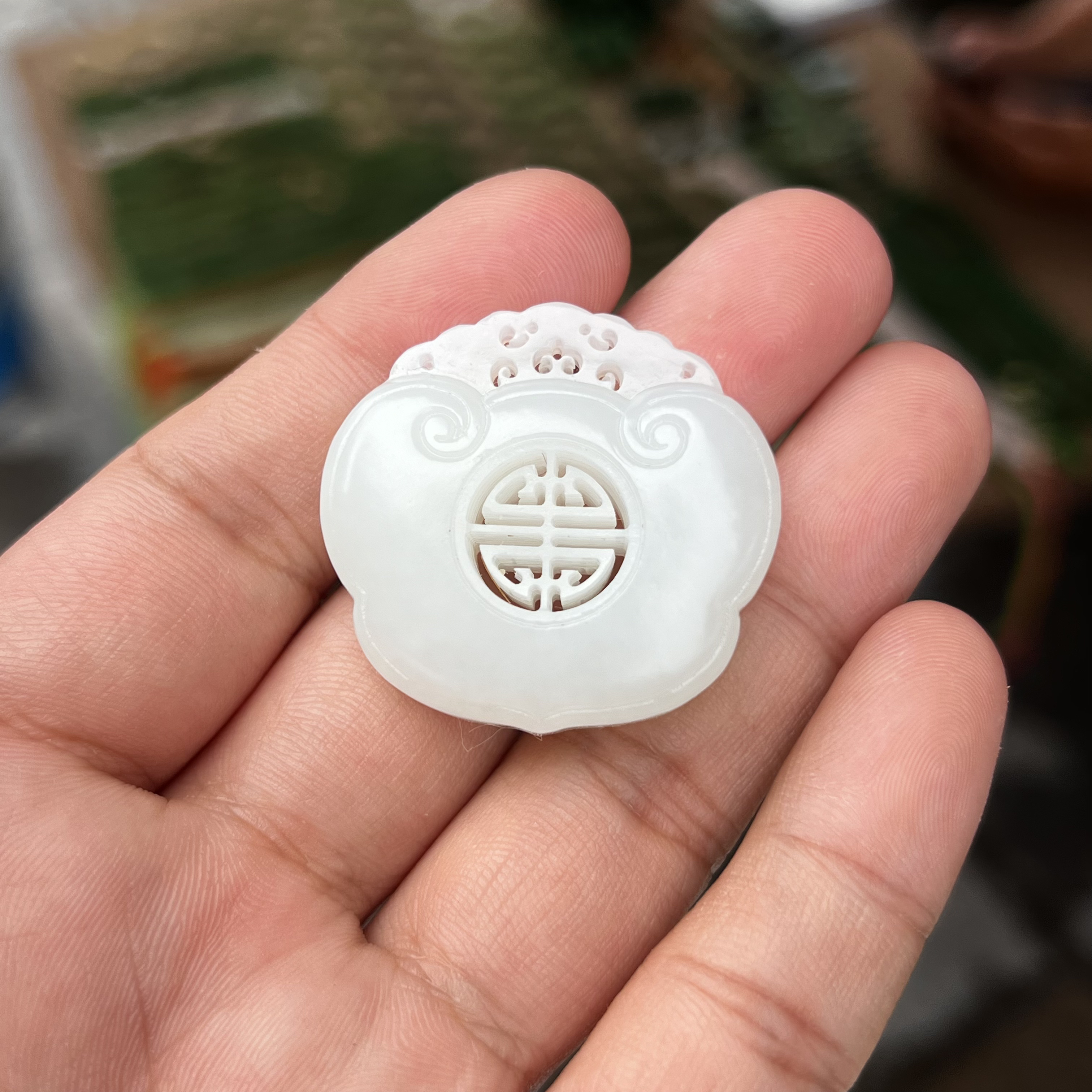 01 俄白 平安仿古镂空牌 高32.7 mm 宽34mm 厚11.9mm 拾