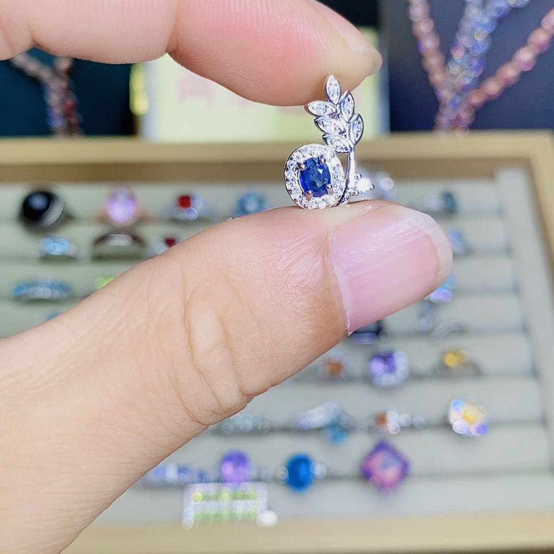 蓝宝石颈饰未镶嵌