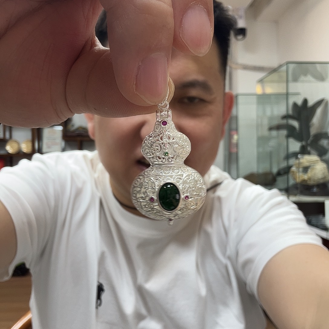 翡翠足金镶嵌颈饰
