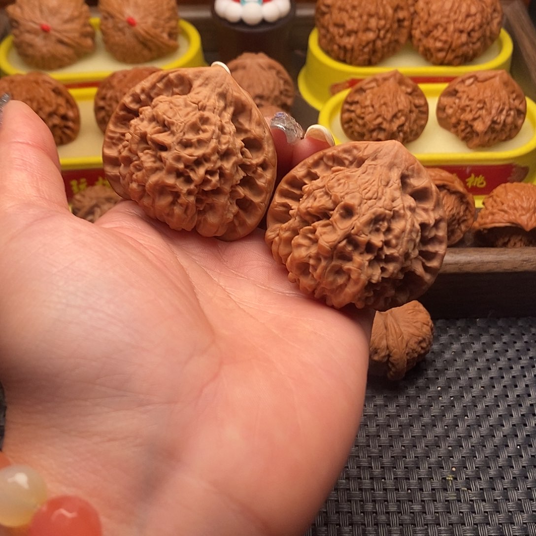 桃核把件48官帽。      