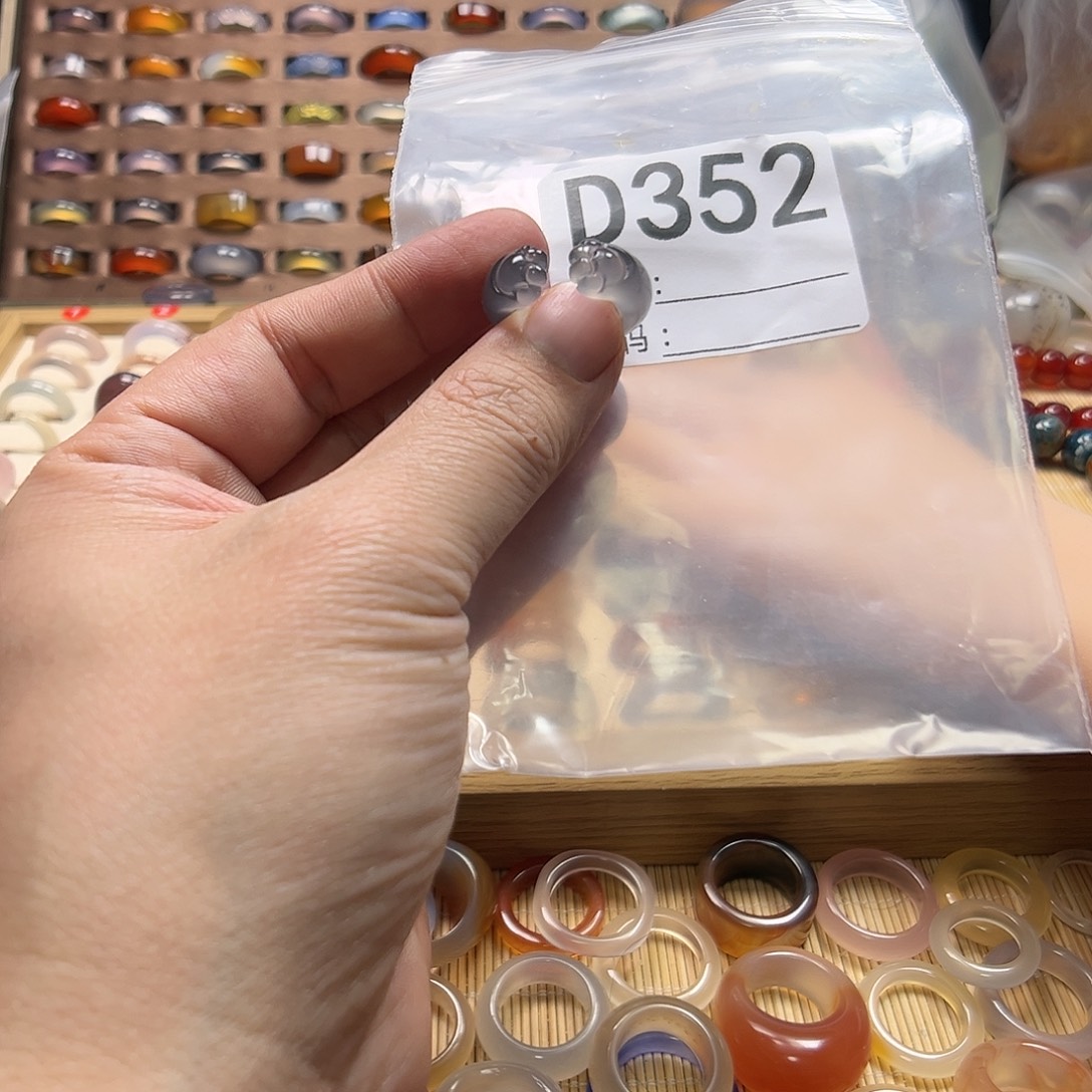 曲***末玛瑙/玉髓未镶嵌戒圈