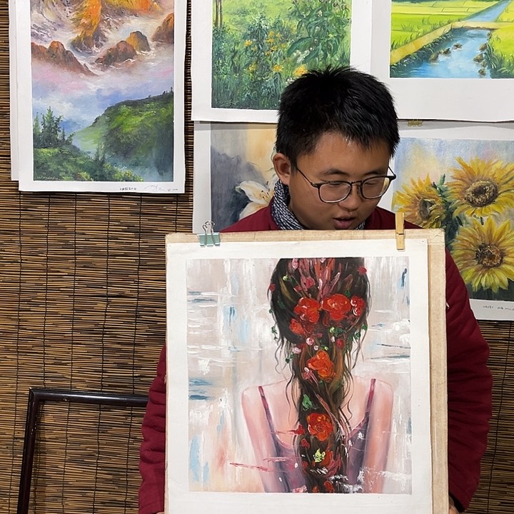 油画行路人小院绘画