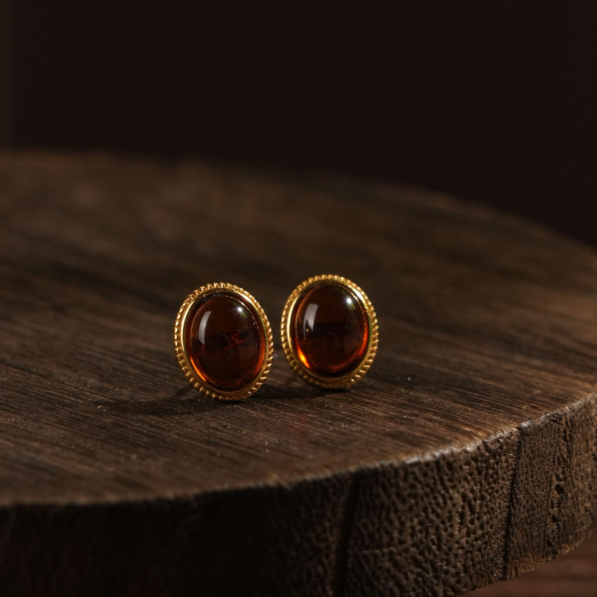 青城山【凝喜】血珀耳钉百搭简约气质精致复古耳饰