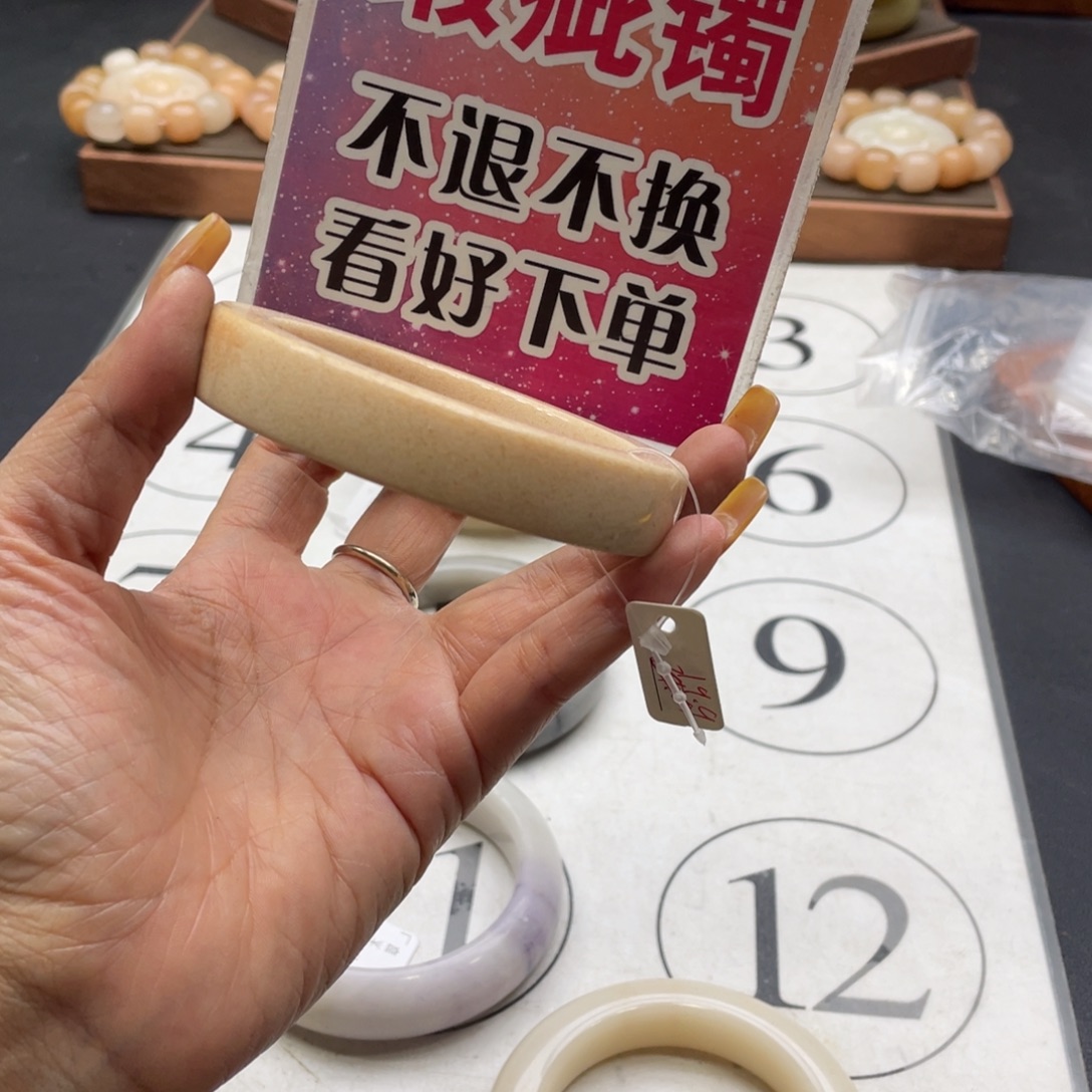 柚****石英岩玉未镶嵌手镯