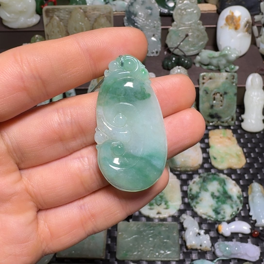 翡翠颈饰未镶嵌翡翠颈饰未镶嵌..