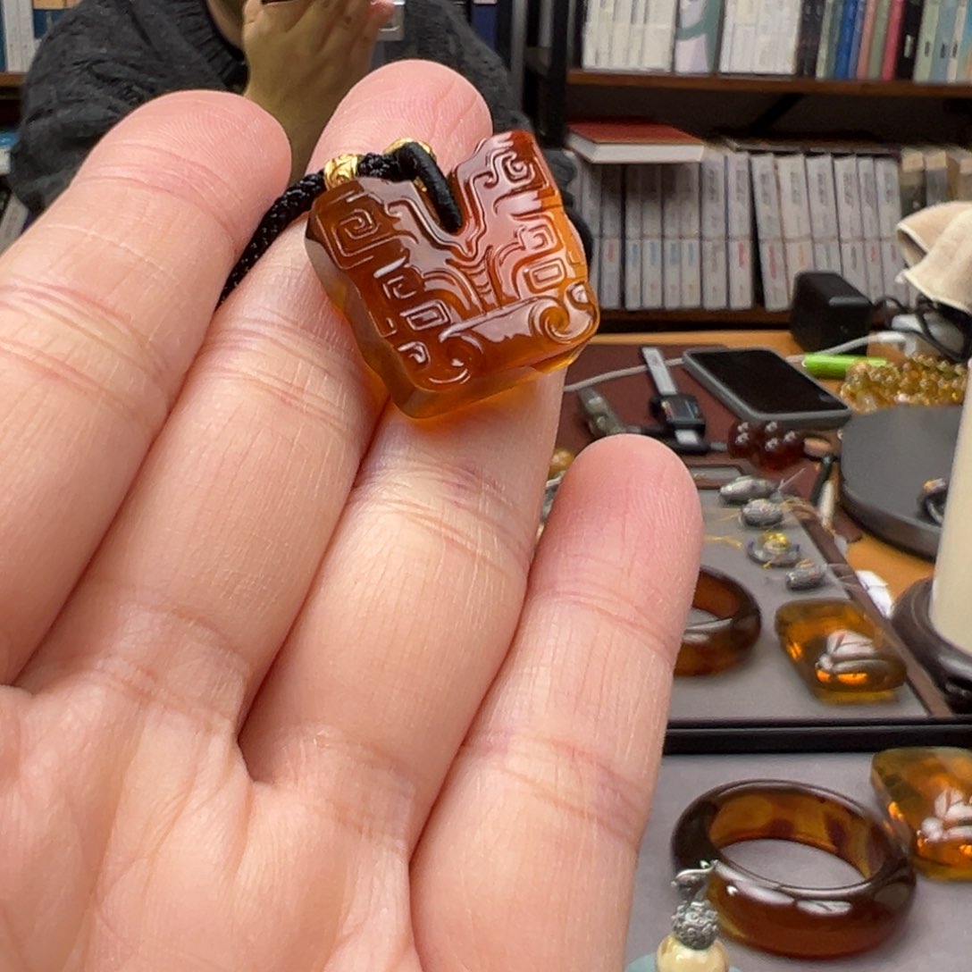 琥珀颈饰未镶嵌饕餮牛