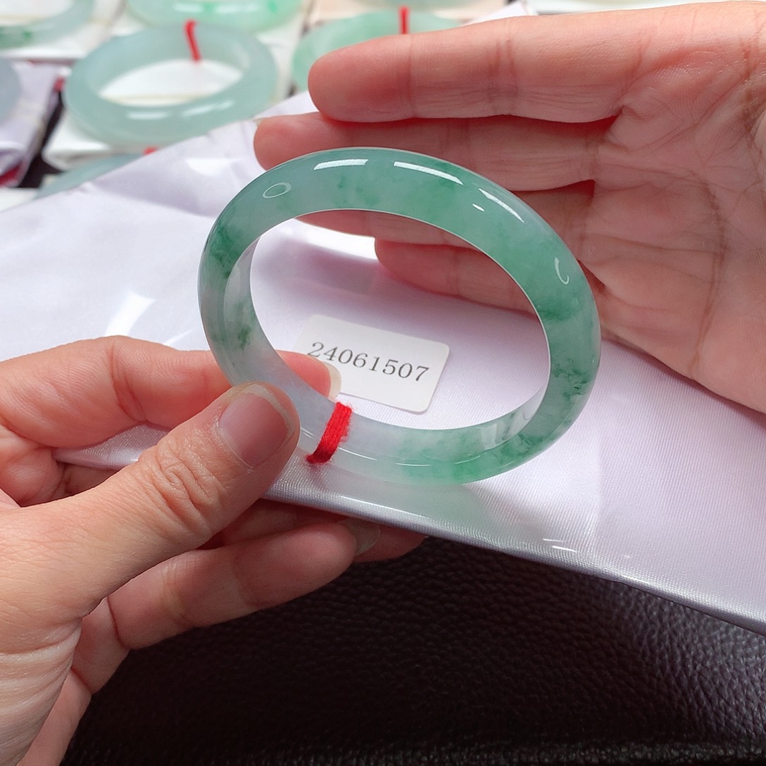 翡翠手镯（贵妃镯）未镶嵌天然A货翡翠手镯